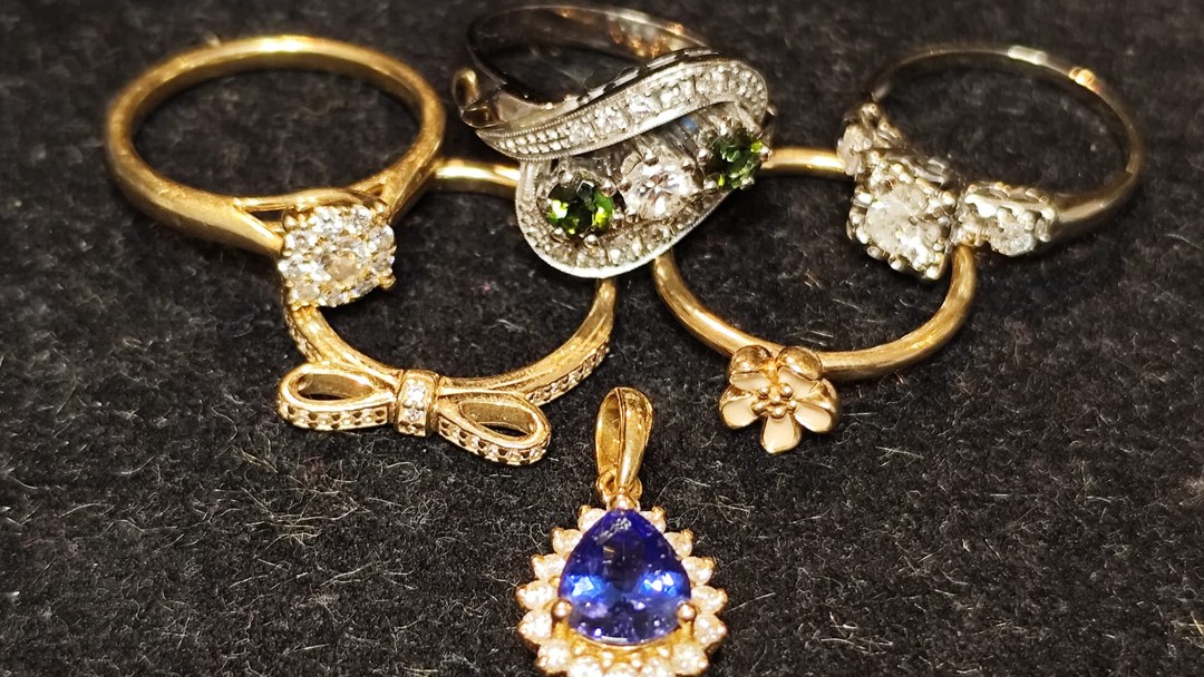 Ringe und ein Anhänger mit blauem Stein aus der Auslage von Goldrausch1693